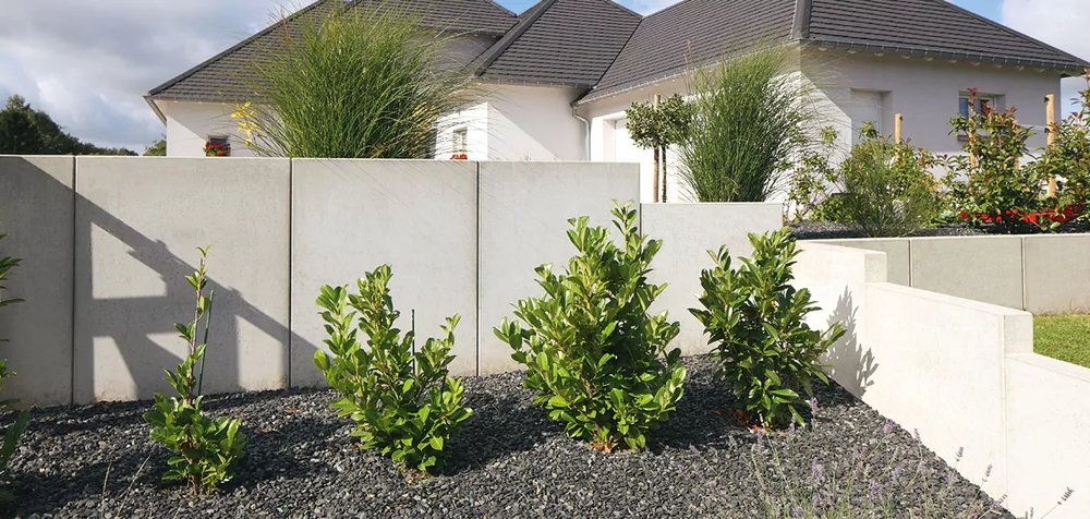 Mauerscheibe aus grauem Sichtbeton